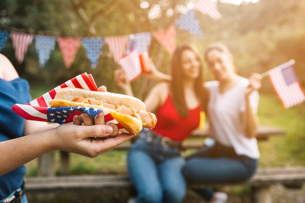 Foto gratuita hot dog in tovagliolo americano