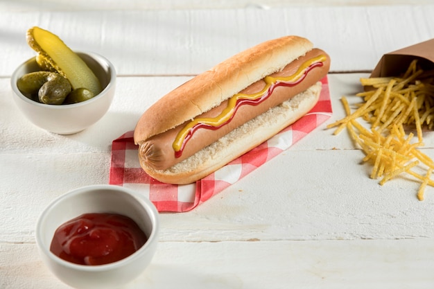 Foto gratuita hot dog con formaggio e condimenti