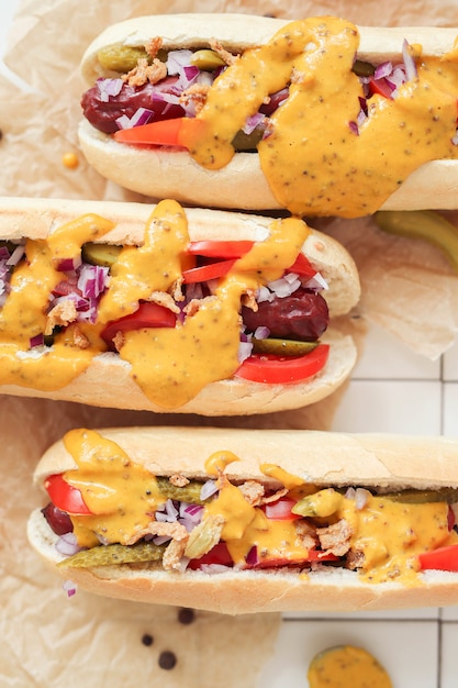 Foto gratuita hot dog con salsa sulla superficie bianca