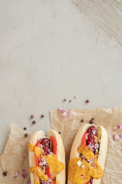 Foto gratuita hot dog con salsa sulla superficie bianca