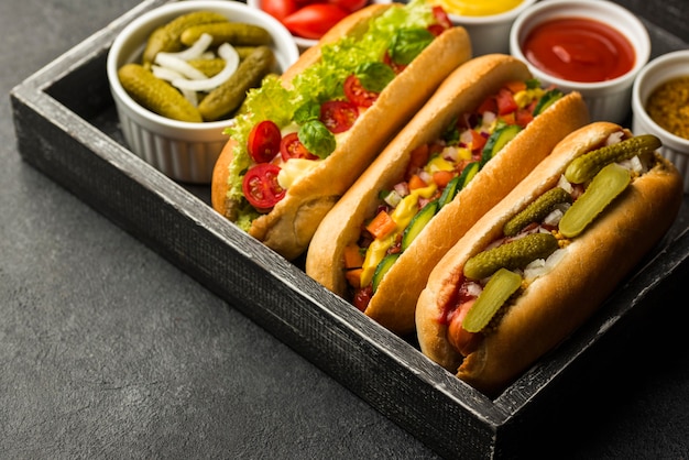 Foto gratuita disposizione hot dog in box