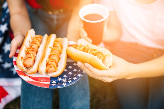 Горячие собаки на тарелке с американским флагом