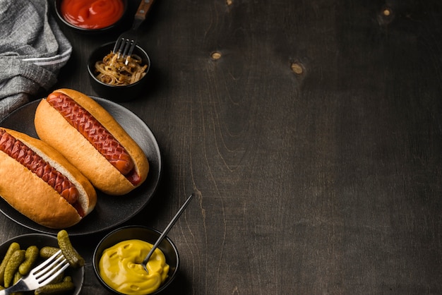 Foto gratuita hot dog sulla piastra con copia-spazio