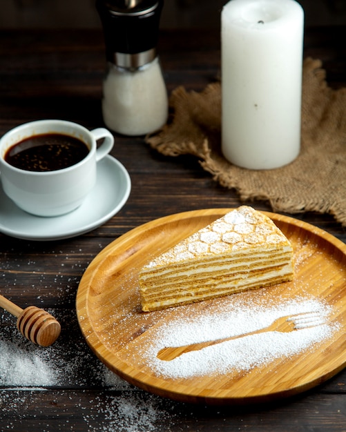 Бесплатное фото Горячий эспрессо с медовым пирогом на столе