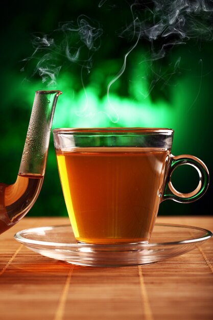 ガラスのティーポットとカップで熱い緑茶
