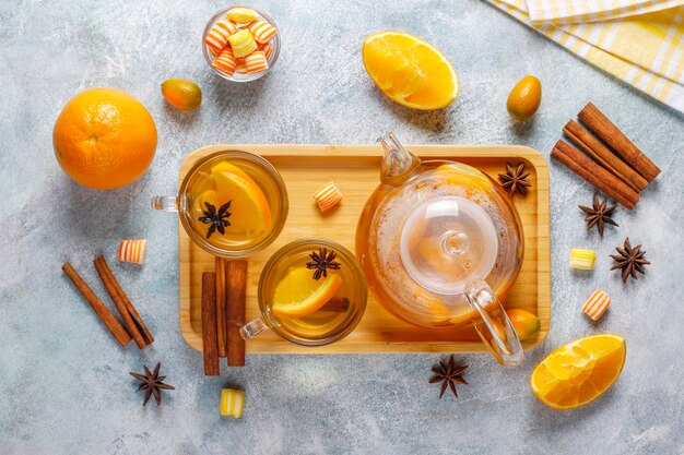オレンジ、ハチミツ、シナモンを使ったヘルシーで温かい冬のお茶。