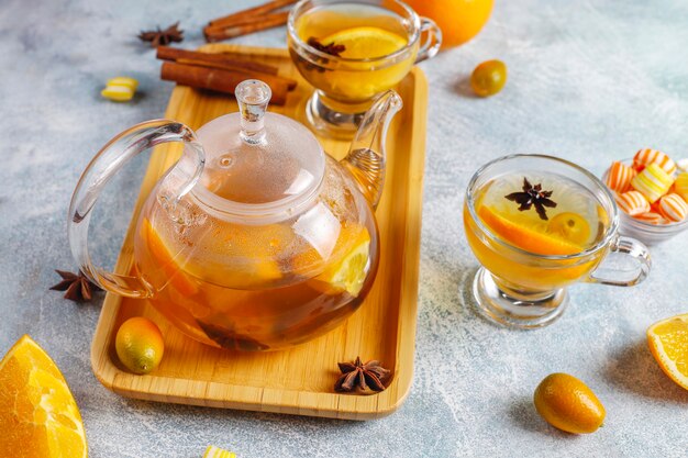 오렌지, 꿀, 계피를 곁들인 따뜻한 건강 온난화 겨울 차.