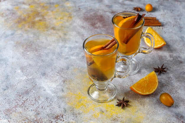 오렌지, 꿀, 계피를 곁들인 따뜻하고 건강한 겨울 차.