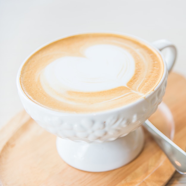 Foto gratuita tazza di caffè calda del latte