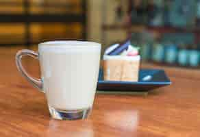 Foto gratuita calda tazza di latte caffè