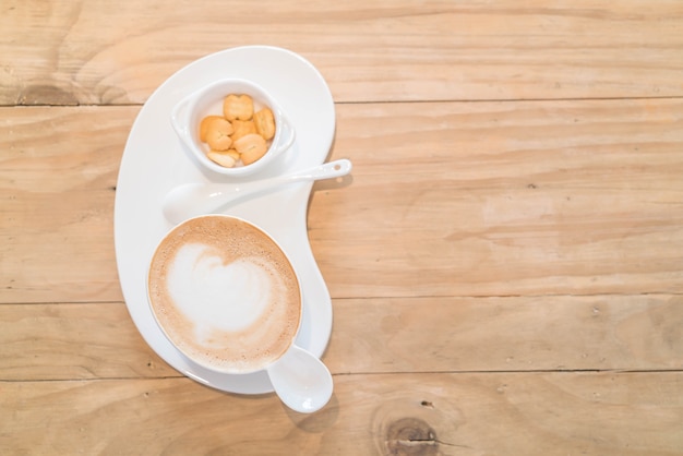 Foto gratuita caffè latte caldo in negozio