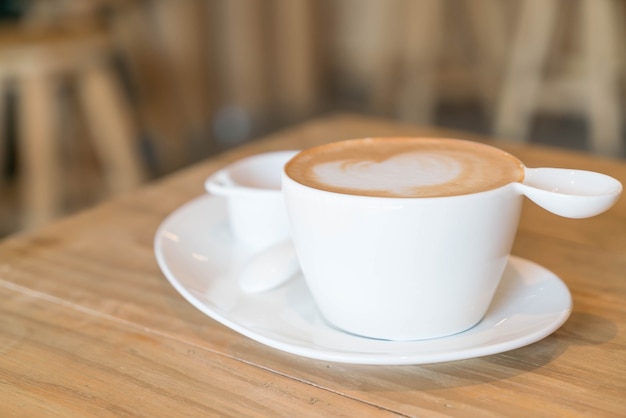 店内のホットラテコーヒー