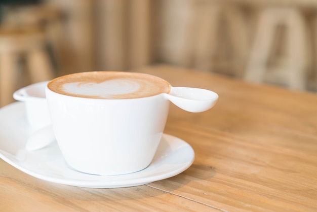 店内のホットラテコーヒー