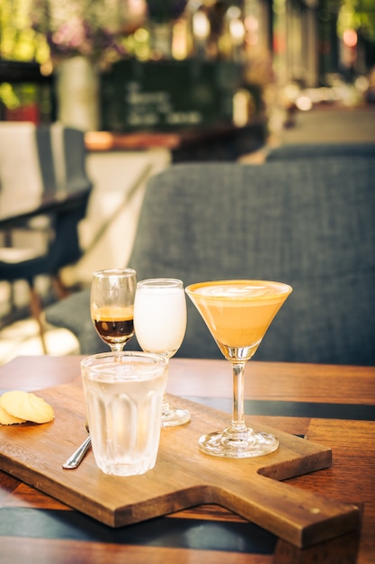 레스토랑과 카페에서 테이블에 흰색 컵에 뜨거운 라떼 커피