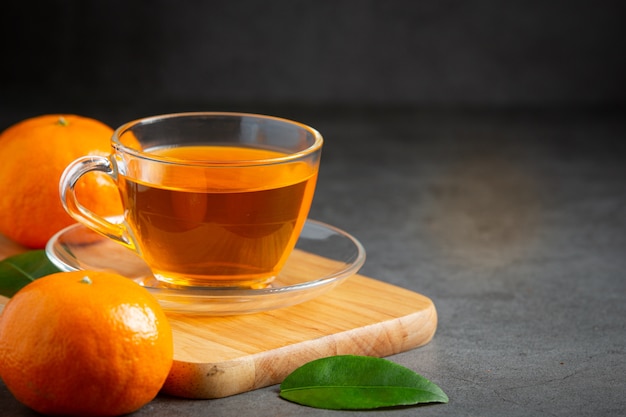 Tè arancione caldo e arancia fresca sul tavolo