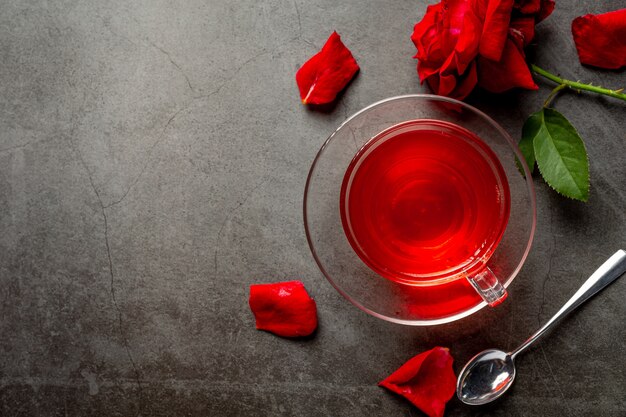 テーブルの上の熱いバラのお茶