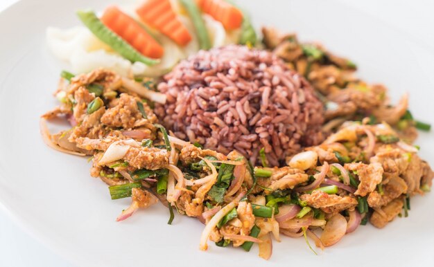 Free photo hot and spicy grilled pork salad with berry rice