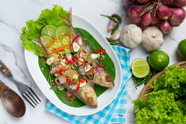 タイ料理の食材で飾られた辛くて辛いサバ