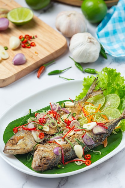 Острая и острая скумбрия, украшенная тайскими продуктами