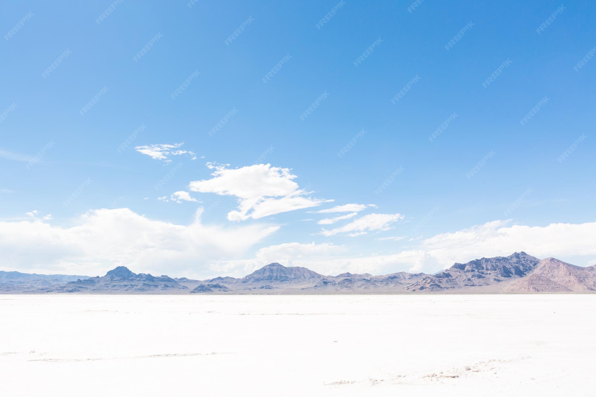 Premium Photo Hot summer day at bonneville salt flats, utah.