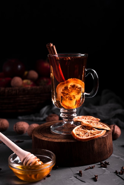 Бесплатное фото Горячий чай с корицей и медом