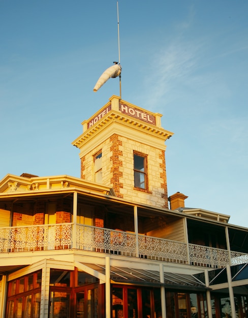 Free photo hotel building with balcony