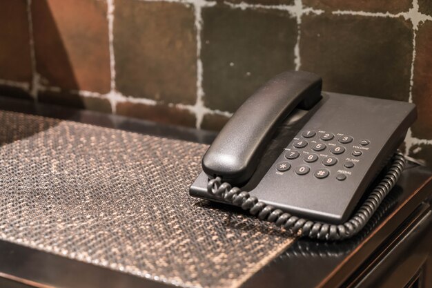 Телефон гостиницы на столе