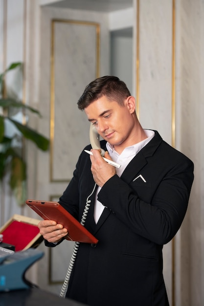 Foto gratuita receptionist dell'hotel al lavoro