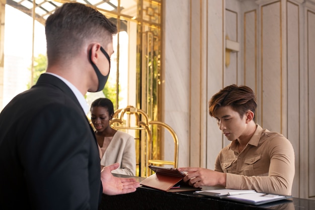 Foto gratuita receptionist dell'hotel al lavoro