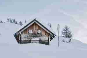 Foto gratuita casa coperta di neve