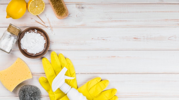 Эко чистящие средства для дома желтые защитные перчатки
