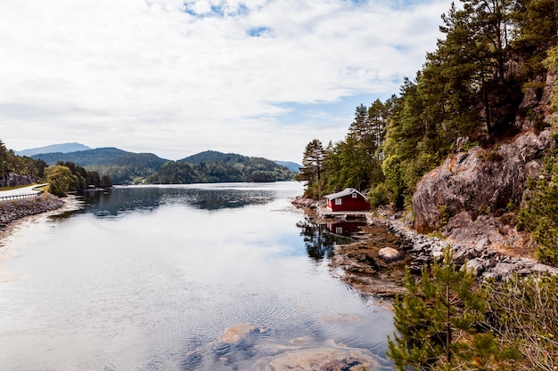 Free photo house on the edge of the idyllic lake