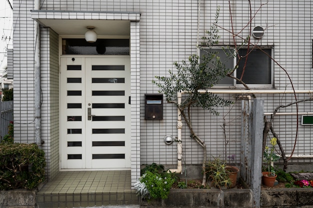 家の入り口と自然の日本文化