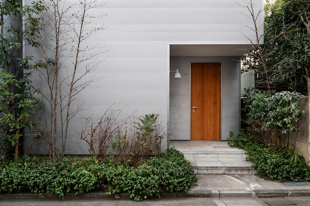 家の入り口と植物の日本文化