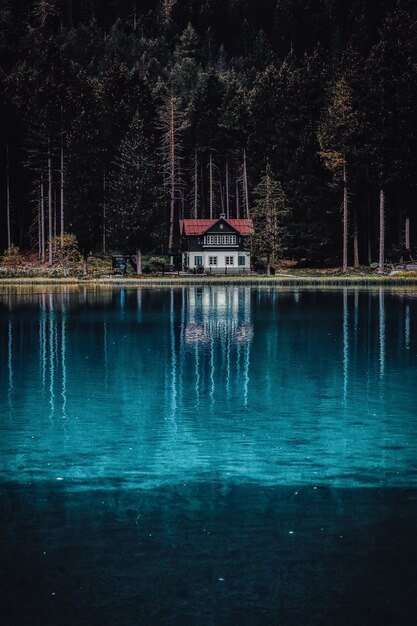 湖の近くの家