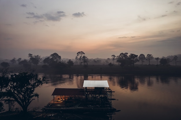 Дом на реке амазонка красивый восход солнца в джунглях амазонки фото высокого качества