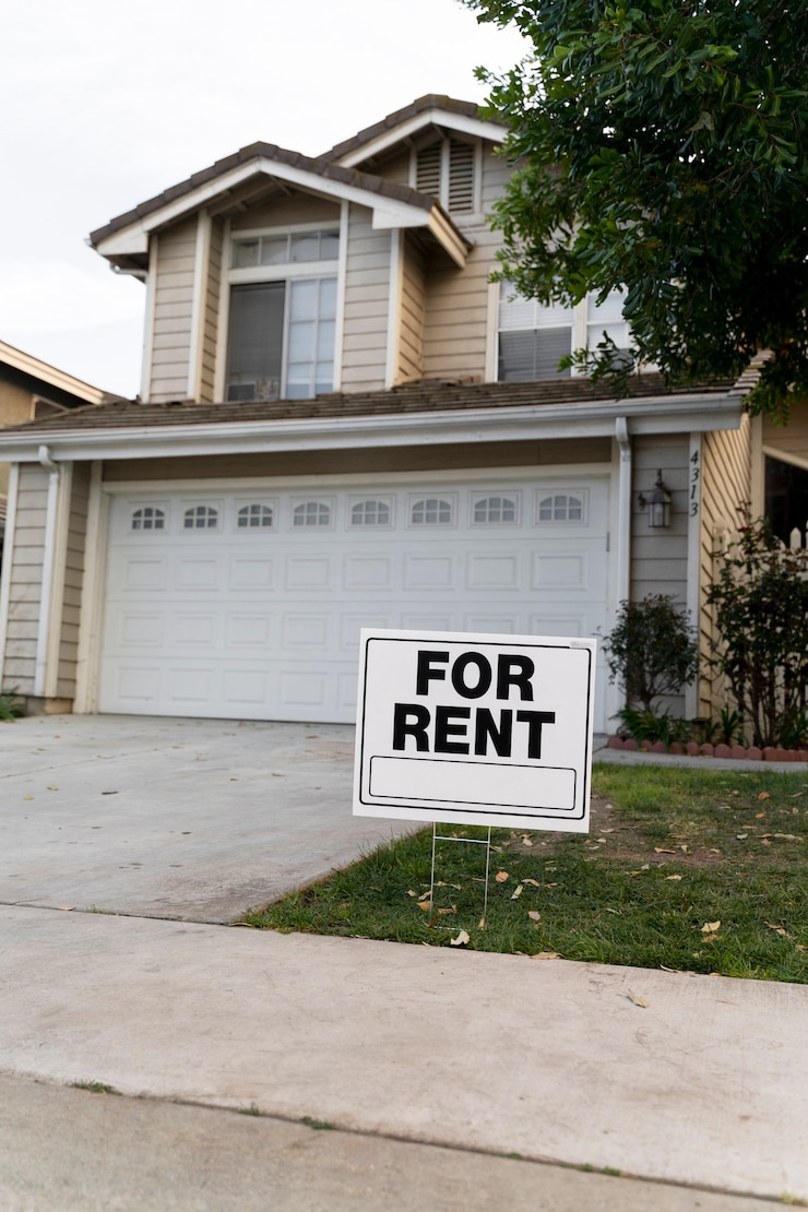 Free Photo house with  yard sign  for rent