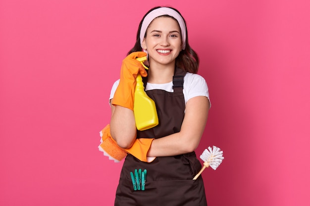 Foto gratuita governante tenendo la bottiglia con liquido detergente nelle mani