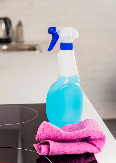 Free photo housekeeping concept with cleaning products