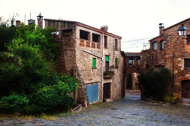 카탈로니아 마을의 주택. 푸볼