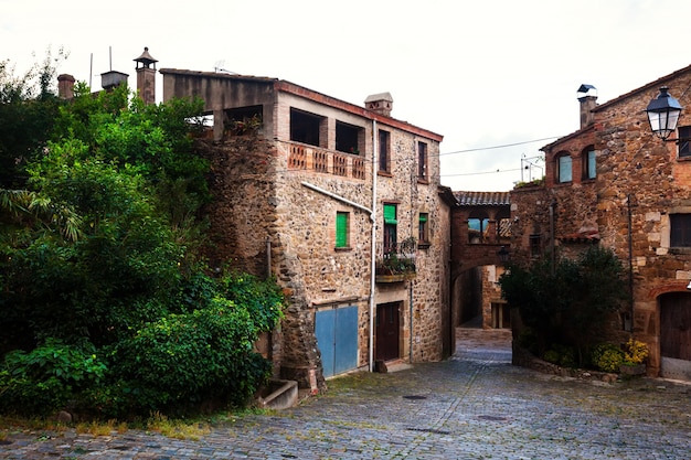 카탈로니아 마을의 주택. 푸볼