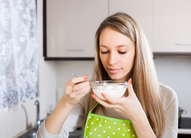 Free photo housewife   eating cottage cheese