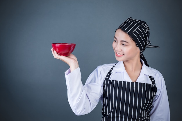 食物と一緒に空の皿を保持している主婦