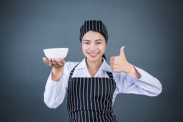 食物と一緒に空の皿を保持している主婦