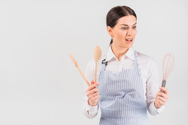 泡立て器を見て驚いた顔を持つ主婦