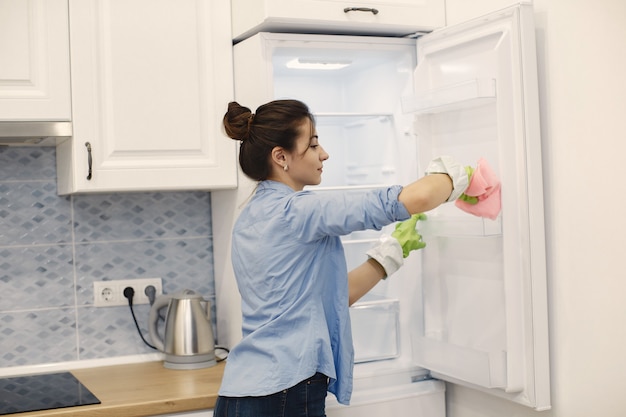 Free photo housewife woking at home. lady in a blue shirt.