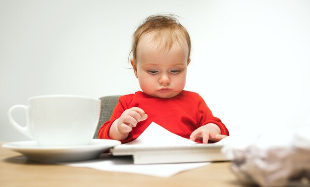 내가 얼마나 피곤해. 흰색 스튜디오에서 현대 컴퓨터 또는 노트북의 키보드와 함께 앉아 아이 아기 소녀