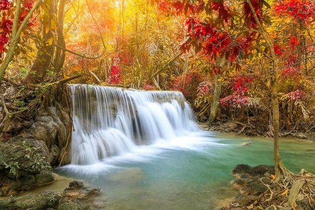 Huai Mae Khamin 폭포 Khuean Srinagarindra 국립 공원 Kanchanaburi 태국