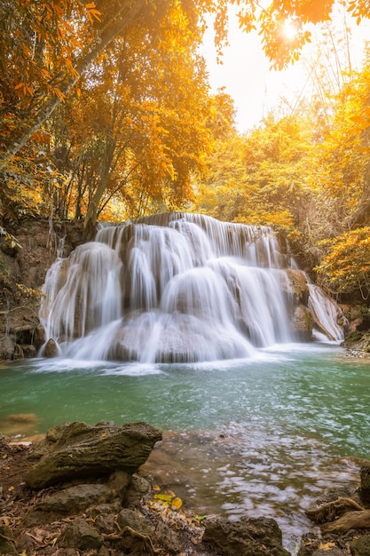 Huai Mae Khamin 폭포 tier 3 Khuean Srinagarindra 국립 공원 Kanchanaburi 태국