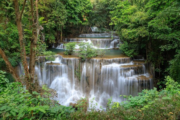 Huai Mae Khamin 폭포 티어 4 Khuean Srinagarindra 국립 공원 Kanchanaburi 태국